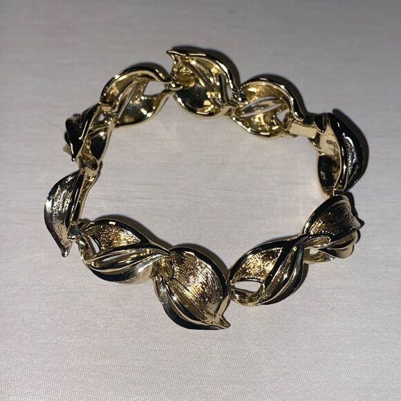 Vintage CORO Gold Tone Tennis Bracelet Leaves Textured Filigree - Picture 1 of 9